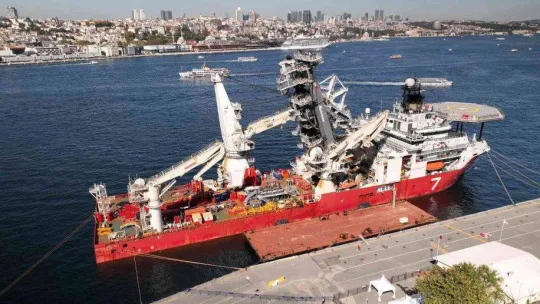 Kabloları denizin tabanına döşeyecek gemi İstanbul'a demirledi