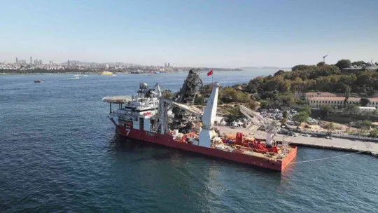 Kabloları denizin tabanına döşeyecek gemi İstanbul'a demirledi