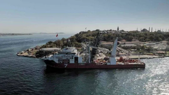 Kabloları denizin tabanına döşeyecek gemi İstanbul'a demirledi