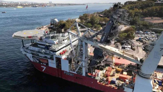 Kabloları denizin tabanına döşeyecek gemi İstanbul'a demirledi