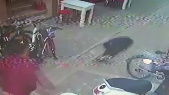 Kaçan saldırganı attığı bisiklet parçasıyla yakalatmıştı, o anlar kamera