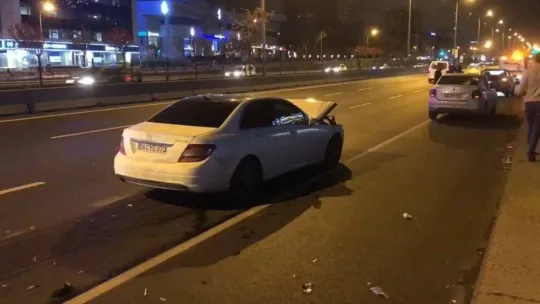 Kadıköy D-100 Kara Yolu'nda 2 araç çarpıştı