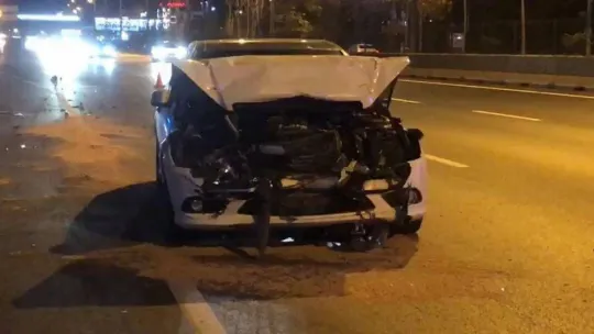 Kadıköy D-100 Kara Yolu'nda 2 araç çarpıştı