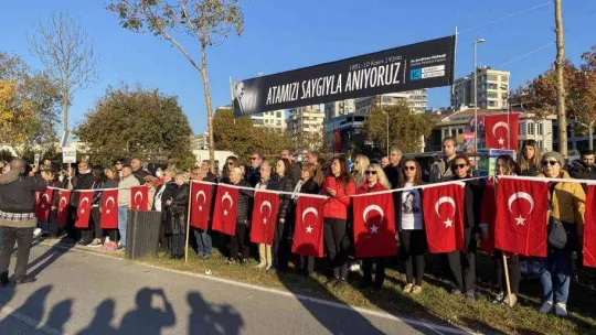 Kadıköy'de binlerce kişilik 'Ata'ya Saygı Zinciri' oluşturuldu