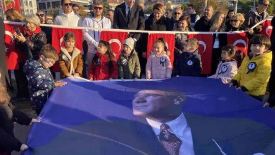 Kadıköy'de binlerce kişilik 'Ata'ya Saygı Zinciri' oluşturuldu