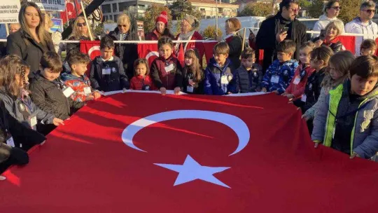 Kadıköy'de binlerce kişilik 'Ata'ya Saygı Zinciri' oluşturuldu