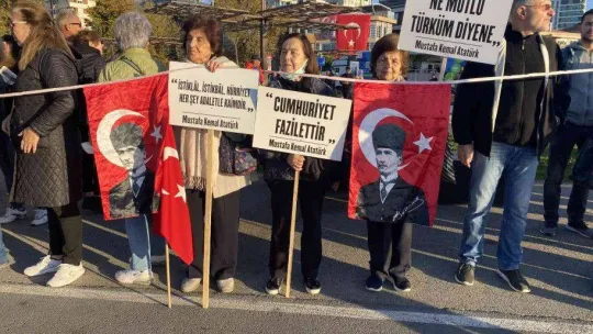 Kadıköy'de binlerce kişilik 'Ata'ya Saygı Zinciri' oluşturuldu