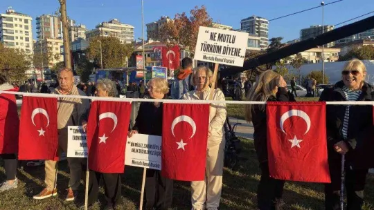 Kadıköy'de binlerce kişilik 'Ata'ya Saygı Zinciri' oluşturuldu