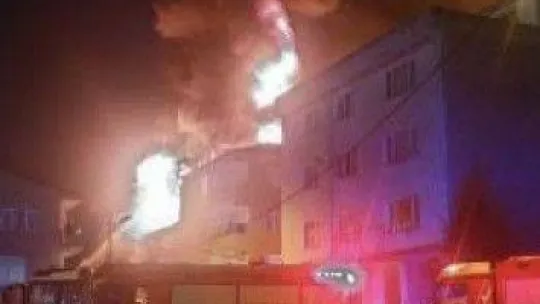 Kadıköy'de bir binada yangın çıktı. Olay yerine çok sayıda itfaiye ekibi sevk edildi