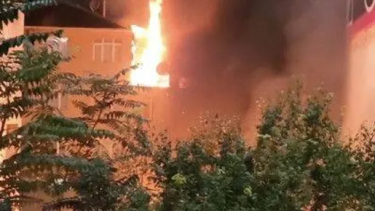 Kadıköy'de bir binada yangın çıktı. Olay yerine çok sayıda itfaiye ekibi sevk edildi