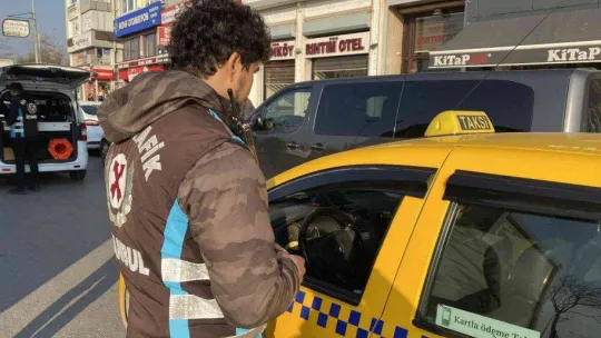 Kadıköy'de çay içerken denetime takılan taksi sürücüsünden ilginç savunma: 'Telefon değil ki bu çay'