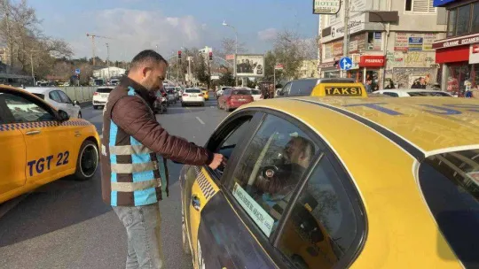 Kadıköy'de çay içerken denetime takılan taksi sürücüsünden ilginç savunma: 'Telefon değil ki bu çay'