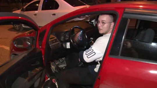 Kadıköy'de denetime takılan korsan taksiciden muhabire ilginç tepki: 'Güleyim mi ağlayayım mı bilemedim'