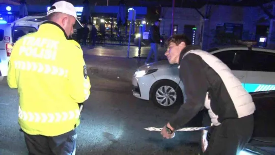 Kadıköy'de denetime takılan plakasız sürücüden şaşırtan tepki: 'Babam görecek'