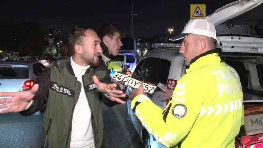 Kadıköy'de denetime takılan plakasız sürücüden şaşırtan tepki: 'Babam görecek'