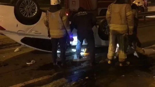 Kadıköy'de direksiyon hakimiyetini kaybeden sürücünün otomobili takla attı