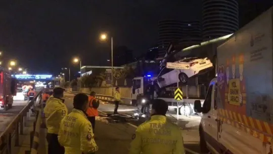 Kadıköy'de direksiyon hakimiyetini kaybeden sürücünün otomobili takla attı