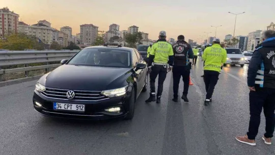 Kadıköy'de ehliyetsiz araç kullanan rap şarkıcısı denetime takıldı