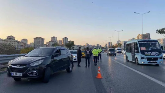 Kadıköy'de ehliyetsiz araç kullanan rap şarkıcısı denetime takıldı
