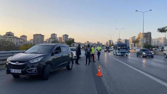 Kadıköy'de ehliyetsiz araç kullanan rap şarkıcısı denetime takıldı