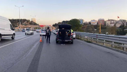 Kadıköy'de ehliyetsiz araç kullanan rap şarkıcısı denetime takıldı