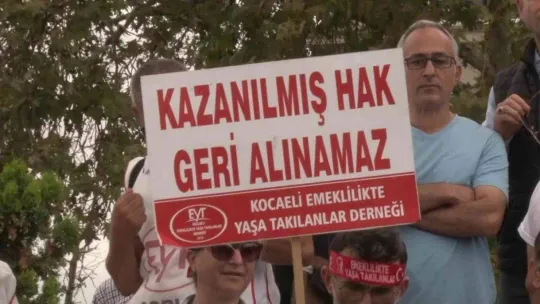 Kadıköy'de emeklilikte yaşa takılanlar eylem yaptı