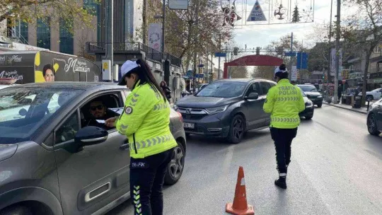 Kadıköy'de emniyet kemeri takmayan sürücüler polisin dronuyla tespit edildi