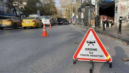 Kadıköy'de emniyet kemeri takmayan sürücüler polisin dronuyla tespit edildi