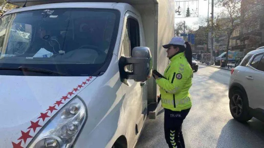 Kadıköy'de emniyet kemeri takmayan sürücüler polisin dronuyla tespit edildi
