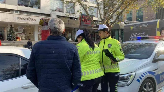 Kadıköy'de emniyet kemeri takmayan sürücüler polisin dronuyla tespit edildi
