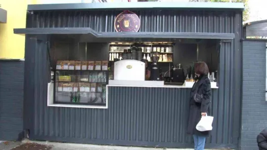 Kadıköy'de fabrika gibi lise: Ekmek üretip, restoran işletiyor ve kahve satıyorlar