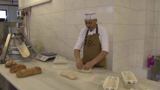 Kadıköy'de fabrika gibi lise: Ekmek üretip, restoran işletiyor ve kahve satıyorlar