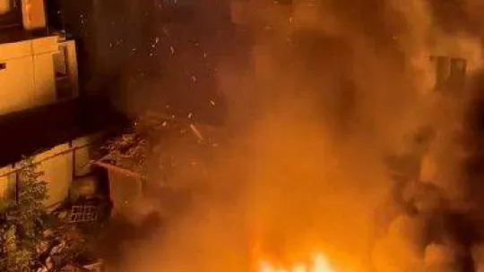 Kadıköy'de gecekonduları alevler sardı: 1 kişi hastaneye kaldırıldı