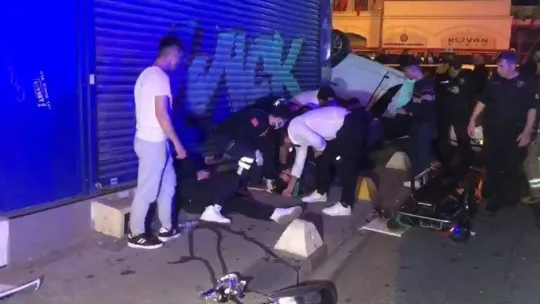 Kadıköy'de hızını alamayan otomobil takla attı: 2 yaralı