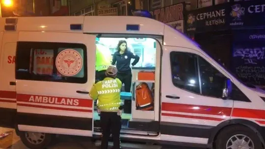 Kadıköy'de hızını alamayan otomobil takla attı: 2 yaralı