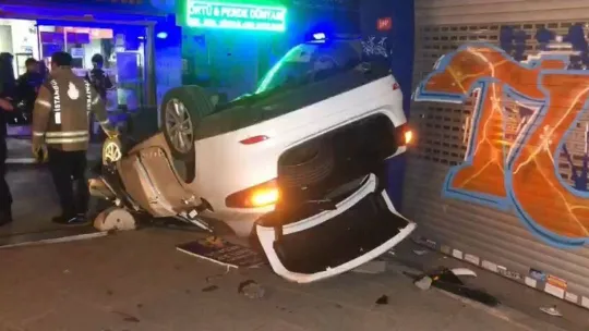 Kadıköy'de hızını alamayan otomobil takla attı: 2 yaralı