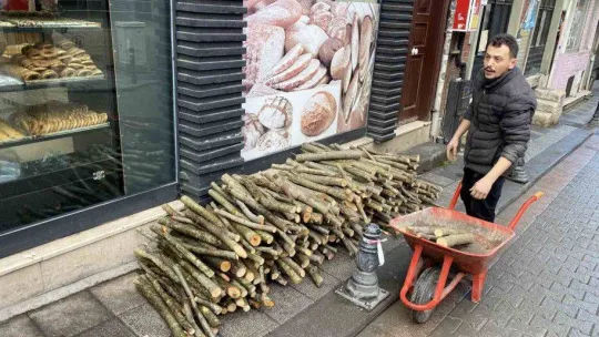Kadıköy'de kaldırımları işgal eden motosikletlere 'kente karşı suçtur' yazılı etiket asıldı