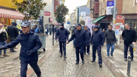 Kadıköy'de kaldırımları işgal eden motosikletlere 'kente karşı suçtur' yazılı etiket asıldı