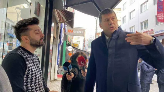 Kadıköy'de kaldırımları işgal eden motosikletlere 'kente karşı suçtur' yazılı etiket asıldı