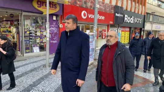 Kadıköy'de kaldırımları işgal eden motosikletlere 'kente karşı suçtur' yazılı etiket asıldı
