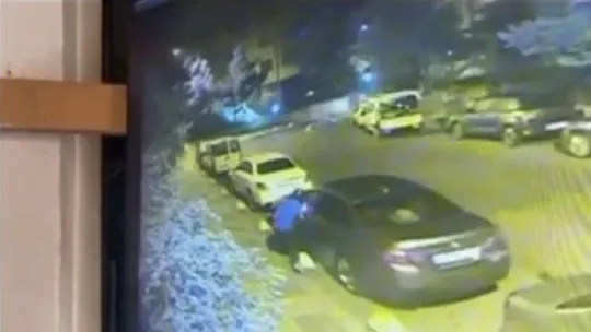 Kadıköy'de kasklı şahıs, önce otomobilin camını kırdı ardından otomobilin hayalet göstergesini çaldı