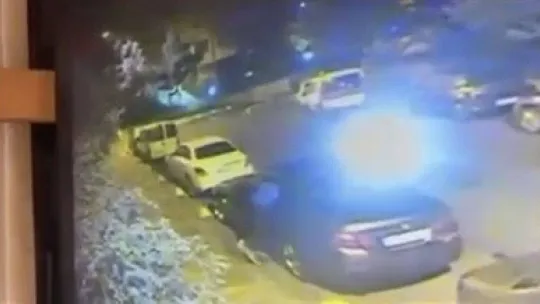 Kadıköy'de kasklı şahıs, önce otomobilin camını kırdı ardından otomobilin hayalet göstergesini çaldı