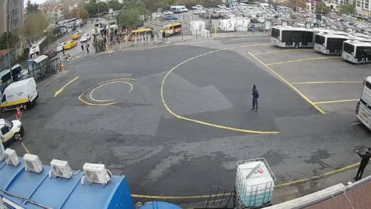 Kadıköy'de metrobüsün duvara çarptığı kaza kamerada