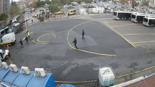 Kadıköy'de metrobüsün duvara çarptığı kaza kamerada