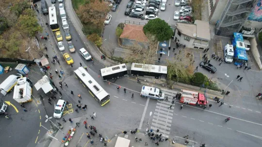 Kadıköy'de metrobüsün perondan çıkarak duvara çaptığı kaza alanı havadan görüntülendi