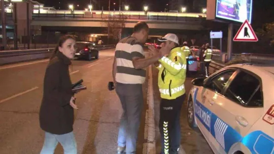 Kadıköy'de neden ceza yediğini anlamayan yabancı uyruklu sürücü: 'Vallahi anlamadım'