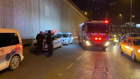 Kadıköy'de otomobil bariyerlere ok gibi saplandı