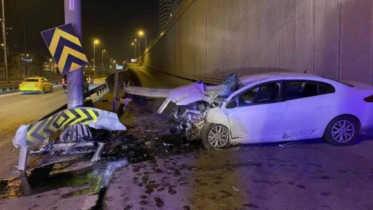 Kadıköy'de otomobil bariyerlere ok gibi saplandı