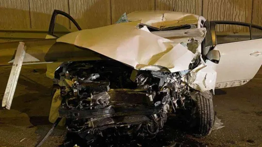 Kadıköy'de otomobil bariyerlere ok gibi saplandı