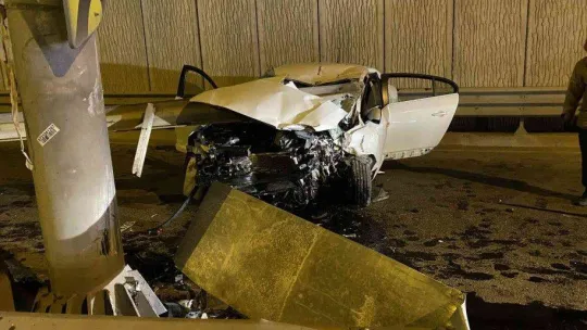 Kadıköy'de otomobil bariyerlere ok gibi saplandı